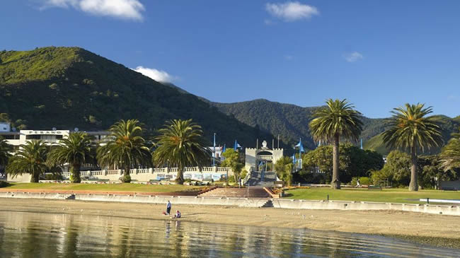 Bobs Bay And Shelly Beach Are Near The Villa Backpackers Lodge In Picton Marlborough NZ